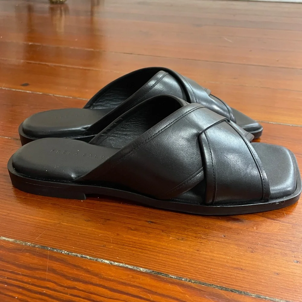 NWOB Freda Salvador Marta Criss-Cross Slide Black Minimalist Leather Sz 9 ❤️🎀 - Picture 4 of 10